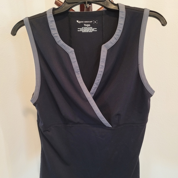 tek gear Tops - Tek Gear black Yoga top - size L